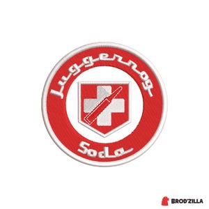 Könnte beinhalten: Gestickter Aufnäher mit einem roten und weißen kreisförmigen Design. Der Text "Juggernog Soda" ist abgebildet. Die zentrale Grafik zeigt ein weißes Kreuz mit einer roten Kugel in einem weißen Schild. Der Aufnäher hat einen weißen Rand.