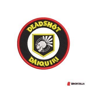 Könnte beinhalten: Gestickter Aufnäher mit den Worten "DEADSHOT DAIQUIRI" in gelben Buchstaben auf schwarzem Hintergrund, umrandet von einem roten Rand. In der Mitte befindet sich ein Totenkopf- und gekreuzte Knochen-Design in einem gelb-weißen Schild.