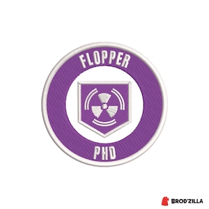 Könnte beinhalten: Ein kreisförmiger, lila bestickter Aufnäher mit den weißen Worten "FLOPPER" und "PHD". Der Aufnäher zeigt ein weißes Schild mit einem Strahlungssymbol. Das Design ist von einem weißen Rand umgeben.
