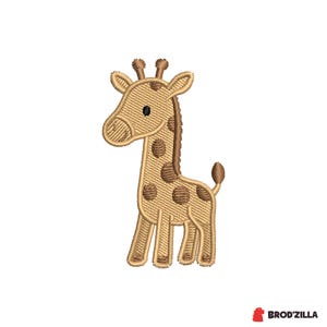 Puede incluir: Parche de jirafa bordada en beige y marrón. La jirafa tiene un cuello largo, manchas marrones y una cola pequeña. El diseño está sobre un fondo blanco. El logotipo "BROD'ZILLA" está en la esquina inferior derecha.