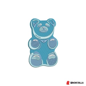 Pode incluir: Um patch bordado azul claro em forma de urso de goma. O patch apresenta costuras detalhadas, incluindo as características faciais, a barriga e os pés do urso. O design está sobre um fundo branco.