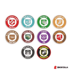 Peut inclure: Une collection de onze écussons circulaires avec divers motifs et textes. Les écussons présentent des couleurs comme le rouge, le vert, le marron et le violet. Chaque écusson a un design et un texte uniques, dont "Juggernog Soda" et "Revive! Soda".