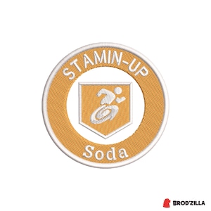 Könnte beinhalten: Gestickter Aufnäher mit kreisförmigem Design. Die Worte "STAMIN-UP" und "Soda" sind goldfarben. In der Mitte befindet sich ein weißes Emblem einer rennenden Figur mit Wirbel. Der Aufnäher hat einen weißen Rand.