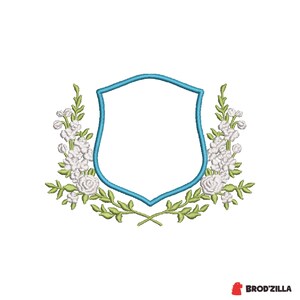 Peut inclure: Un écusson en forme de bouclier avec un bord bleu clair, entouré d'arrangements floraux blancs et de feuilles vertes. Le design est adapté aux projets de broderie ou d'art numérique.