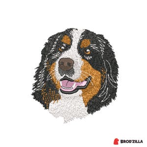 Peut inclure: Portrait brodé de la tête d'un bouvier bernois. Le chien a des poils noirs, bruns et blancs, avec une langue rose visible. L'image est sur fond blanc. Le logo "Brod'Zilla" est dans le coin inférieur droit.