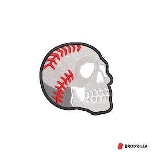 Könnte beinhalten: Gestickter Aufnäher mit einem Totenkopf-Design, das in einen Baseball integriert ist. Der Totenkopf ist grau mit weißen Details, und die Baseball-Nähte sind rot. Der Aufnäher hat einen schwarzen Rand und den Text "BROD'ZILLA" unten rechts.