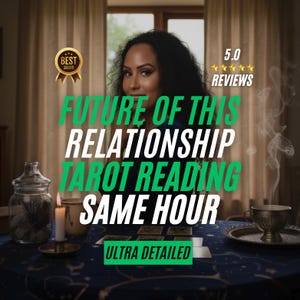 Op de afbeelding: Een advertentie voor een tarot readingservice. De tekst luidt "FUTURE OF THIS RELATIONSHIP TAROT READING SAME HOUR ULTRA DETAILED". Een vrouw is zichtbaar. Een kaars, een kopje en een pot staan op een tafel met tarotkaarten.