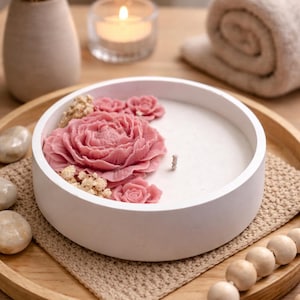 Blommigt sojaljus i återanvändbar jesmonitskål, ros-pionvaxblommor, romantisk heminredning
