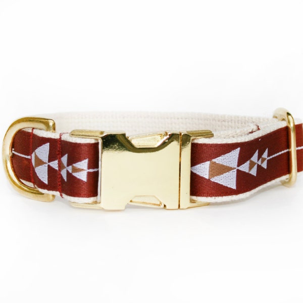 Maroon adjustable arrow print dog collar, modern dog, geometric pet accessory