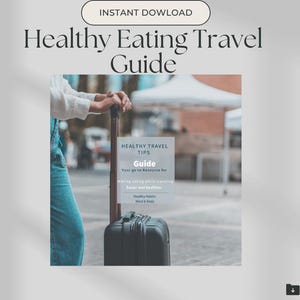 Puede incluir: Una guía digital titulada "Healthy Eating Travel Guide" con el texto "Instant Download" en la parte superior. La guía se sostiene junto a una maleta negra. El texto de la guía incluye "Healthy Travel Tips" y "Guide".