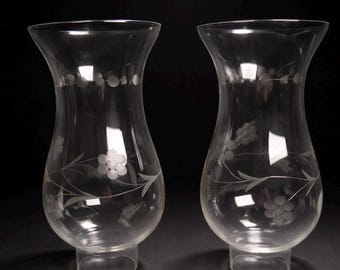 Juego de 2 portavelas vintage de cristal grabado con diseño floral. 6,5 pulgadas de alto.