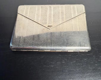Vintage zilverkleurige sigarettenkoker in envelopstijl - samenknijpen om te openen