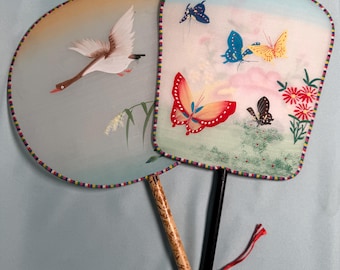 Par de abanicos asiáticos de pala, de seda pintada a mano.
