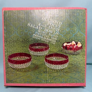 以下が含まれることがあります： ルビーレッドとクリアクリスタルのサラダボウル4個セット。各ボウルの直径は約10〜13cmで、オリジナルの箱に入っています。箱には「Diamond Point Salad Bowls」と「Ruby Band Crystal」の文字が記載されています。