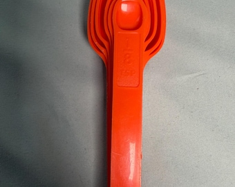 Set of 6 vintage Tupperware Measuring Spoons - Orange
