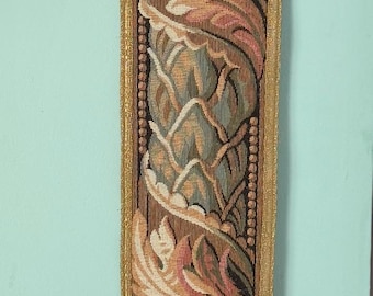 Tapiz vintage con estampado de hojas de acanto, borde, borla y herrajes de latón.