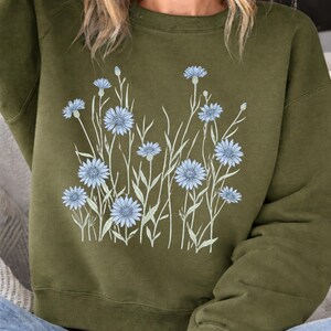 Blue Wildflower Sweatshirt,Cornflower Sweater, Wildflower Women Pulover,Cottagecore Floral Crewneck,Nature Lover Gift,Cute Mom Gift Pullover