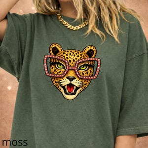 Leopardskjorta i komfortfärger, leopardskjorta med glasögon, rolig leopardtröja, cool djur-T-shirt, trendig leopardpresent