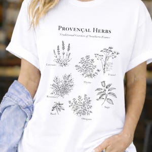 Camiseta com estampa de ervas provençais, camiseta botânica com ervas, camiseta estilo cottagecore francês, camiseta minimalista natural, camiseta Comfort Colors imagem 4