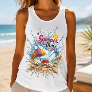 Puede incluir: Una camiseta sin mangas blanca con un estampado gráfico colorido de una escena de playa con una sombrilla multicolor, una nevera roja, chanclas azules y gafas de sol. El diseño incluye un sol amarillo, salpicaduras de agua y el texto Summer time.