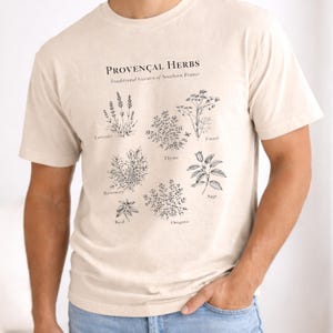 Camiseta com estampa de ervas provençais, camiseta botânica com ervas, camiseta estilo cottagecore francês, camiseta minimalista natural, camiseta Comfort Colors imagem 9