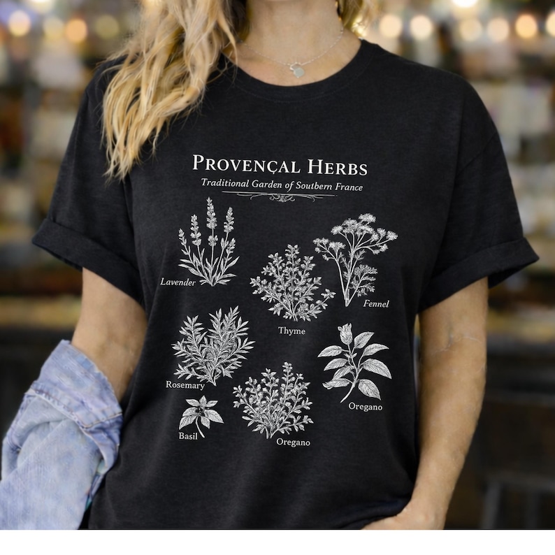 Camiseta com estampa de ervas provençais, camiseta botânica com ervas, camiseta estilo cottagecore francês, camiseta minimalista natural, camiseta Comfort Colors imagem 12