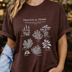 Camiseta com estampa de ervas provençais, camiseta botânica com ervas, camiseta estilo cottagecore francês, camiseta minimalista natural, camiseta Comfort Colors imagem 7