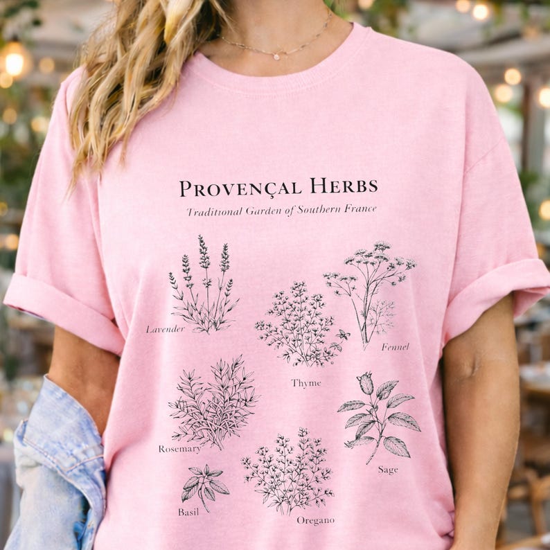 Camiseta com estampa de ervas provençais, camiseta botânica com ervas, camiseta estilo cottagecore francês, camiseta minimalista natural, camiseta Comfort Colors imagem 2