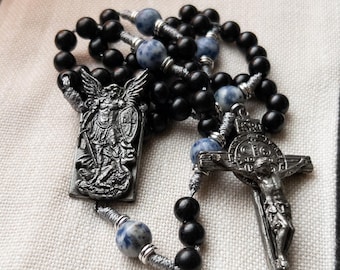 Rosario di San Michele Arcangelo fatto a mano - Perle in legno di ebano e pietra di diaspro con centrotavola in peltro fuso a mano e crocifisso - Regalo cattolico