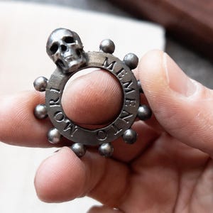 Memento Mori Rosenkransring – Handgjuten Tennfingerbön Ett decenniums fickrosenkrans