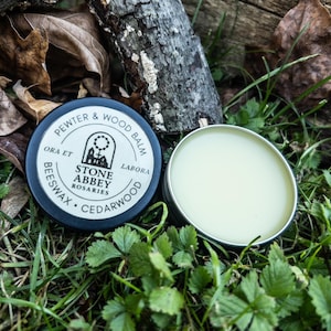 Bálsamo de cera de abejas Stone Abbey: elaborado con aceites totalmente naturales y cera de abejas para proteger peltre, madera y rosarios. Cuidado de artículos devocionales católicos.