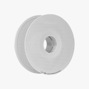 Peut inclure: Une bobine de filament d'imprimante 3D blanche et circulaire avec un motif perforé sur le côté. La bobine possède un trou central et un texte imprimé sur le bord indiquant : Temperature Resistance: ≤70°C / 耐温: ≤70°C.
