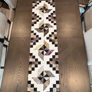 Caminho de mesa acolchoado feito à mão, medindo 15 por 55 polegadas (aproximadamente 38 x 140 cm).