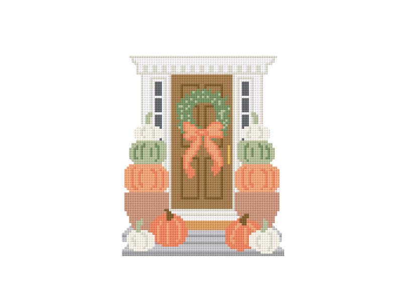 Op de afbeelding: Een kruissteekontwerp van een voordeur versierd voor de herfst. De bruine deur heeft een groene krans met een perzikkleurige strik. Stapels pompoenen in oranje, groen en wit flankeren de deur.
