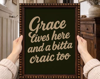 Arte de parede cristã | Impressões de fé | A graça vive aqui | Impressões irlandesas | Impressões feitas à mão | Decoração cristã para casa | Presentes cristãos (impressão sem moldura)