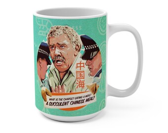 Puede incluir: Taza de cerámica blanca con fondo azul verdoso y una ilustración de dibujos animados de un hombre siendo arrestado por dos policías. El texto en la taza dice "WHAT IS THE CHARGE? EATING A MEAL? A SUCCULENT CHINESE MEAL?"