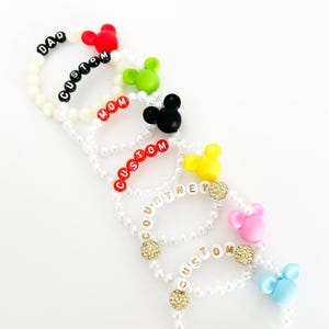 Armband för familjen Disney Musse Pigg | Anpassad text, textfärg och pärlfärg