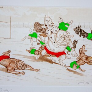 Könnte beinhalten: Eine humorvolle Sepia-Illustration zeigt ein Rugby-Spiel mit verschiedenen Hunderassen. Die Hunde tragen rote und grüne Shorts. Das Kunstwerk hat einen hellen Hintergrund und ein einfaches Feld, mit dem Titel "Le Rugby" unten.