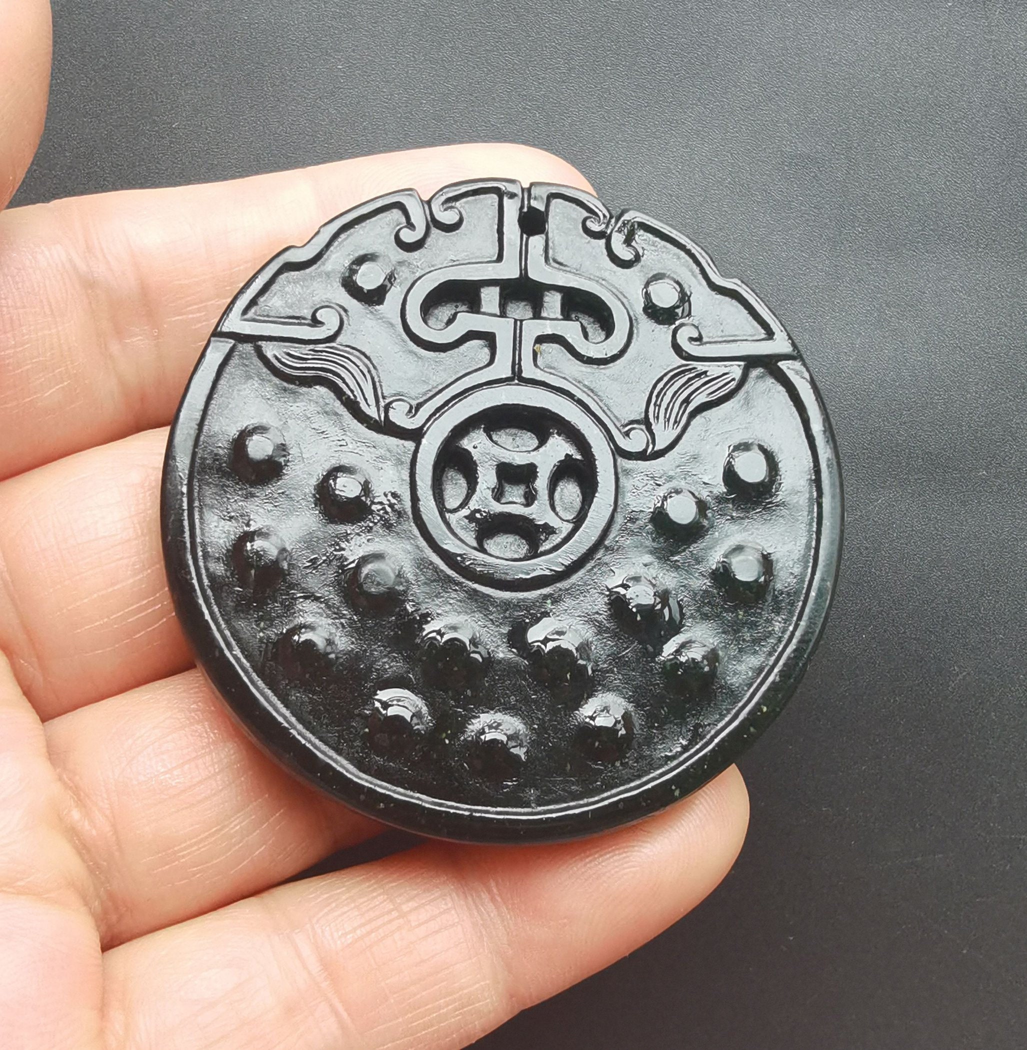 彫刻された緑の翡翠の龍のペンダント：お守り（52 mm） - Etsy 日本