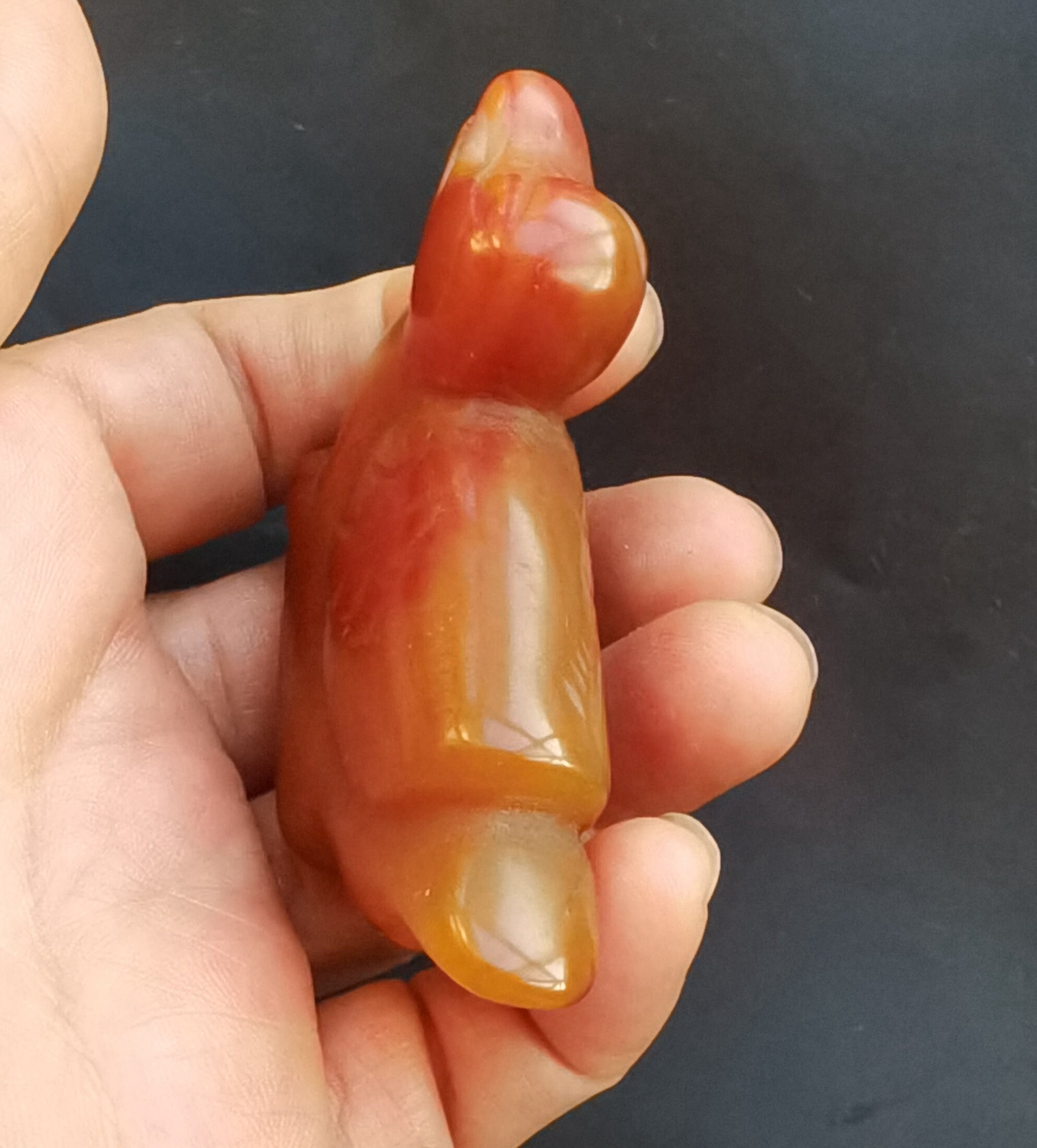 彫刻された瑪瑙の鳥のペンダント：オレンジレッドの宝石のお守り（80