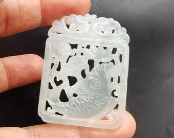 彫刻された白翡翠のペンダント：魚、蓮、龍のお守り - Etsy 日本