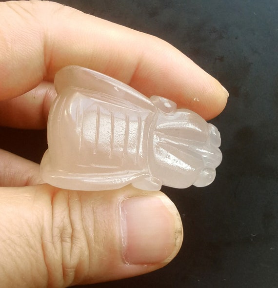 彫刻された翡翠の蝉ペンダント：天然石のお守り - Etsy 日本