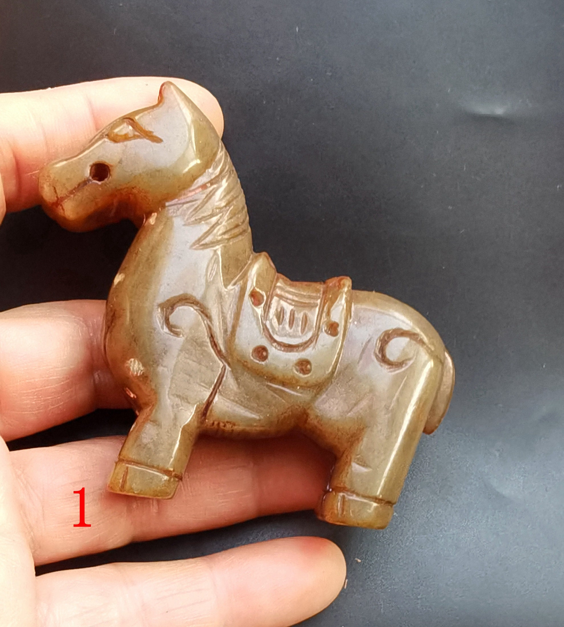 【匿名】翡翠 馬 彫刻 チャーム ペンダントトップ お守り 干支 3D彫刻の翡翠馬ペンダント：神話のお守りチャーム - Etsy 日本