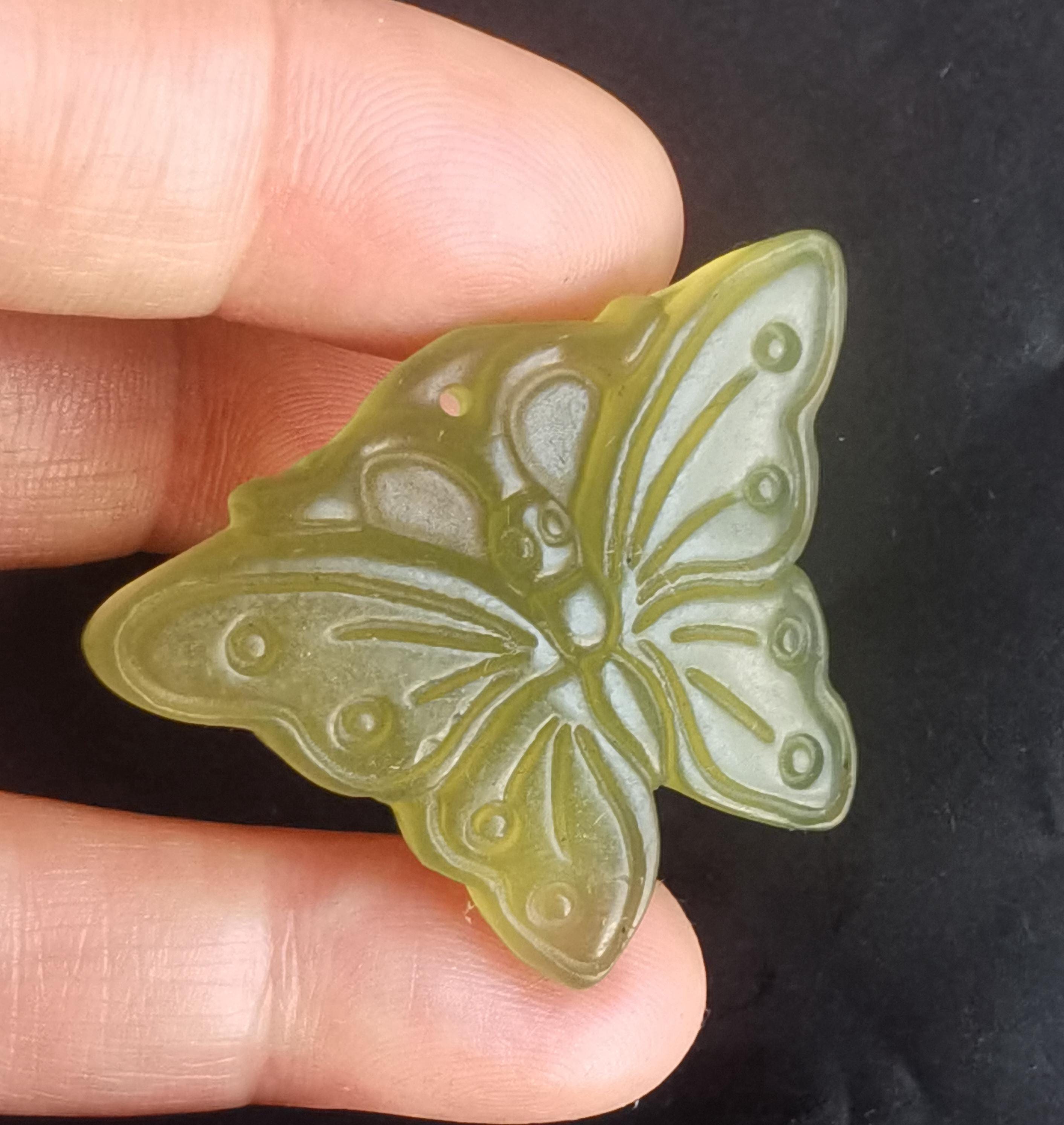 蝶の彫刻が施されたグリーン翡翠ペンダント：手作りのお守りチャーム
