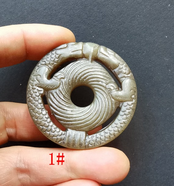 緑翡翠の龍彫りドーナツペンダント：幸運のお守りネックレス - Etsy 日本