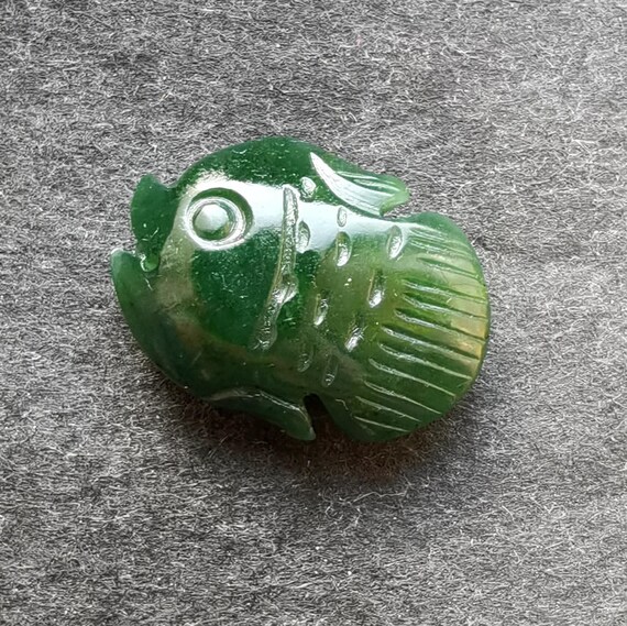 3D魚はお金持ちの彫刻天然グリーンネフライト翡翠石ペンダント、手作り