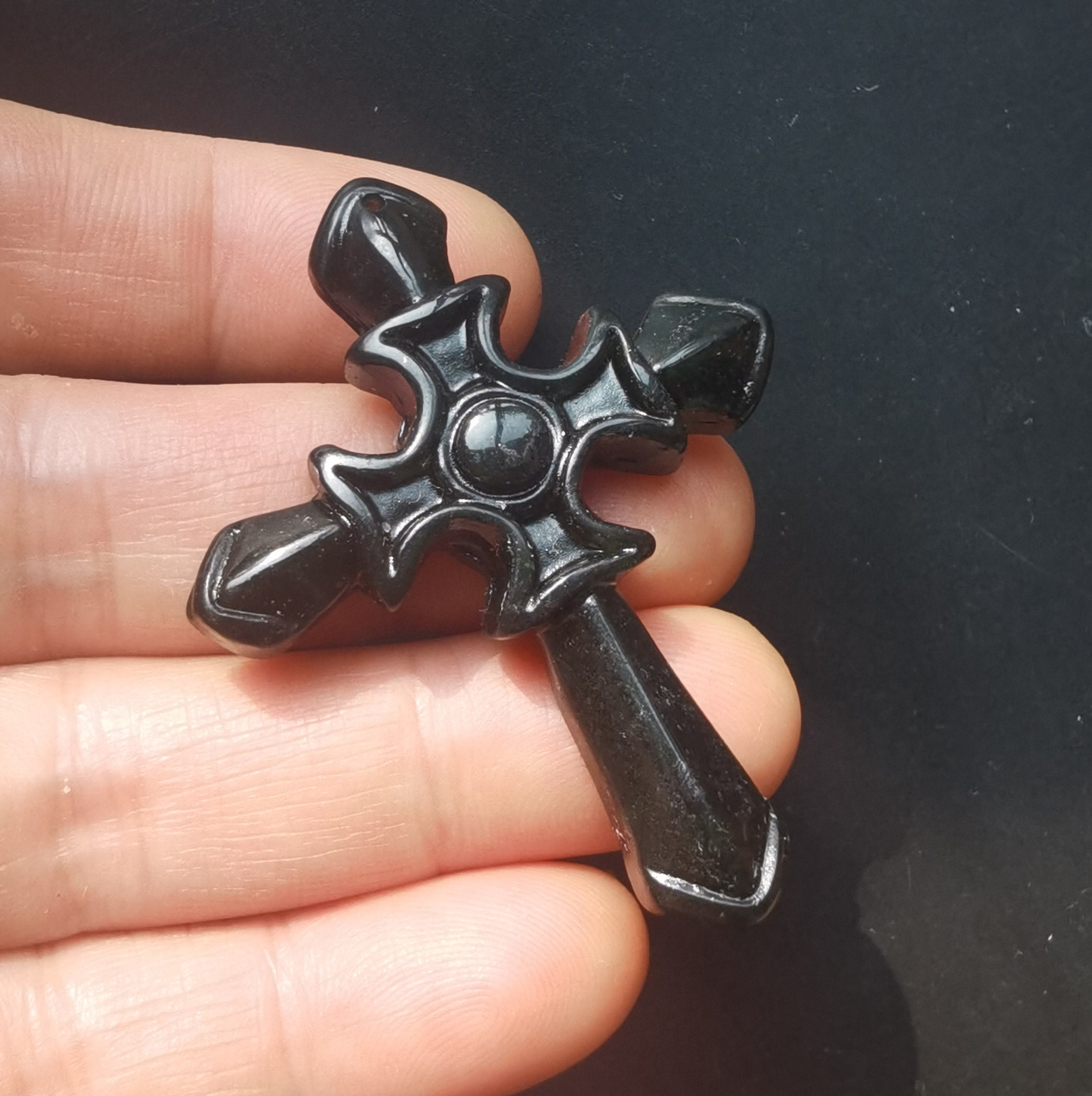 ス*リ様 ゴールド 黒鼈甲 ブラック 遺品整理　生前整理　断捨離アクセサリー ネ 彫刻された黒緑翡翠の十字架ペンダント：お守りネックレス - Etsy 日本