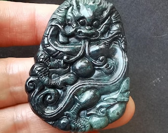翡翠の龍ペンダント：緑と黒の石の彫刻、お守り - Etsy 日本
