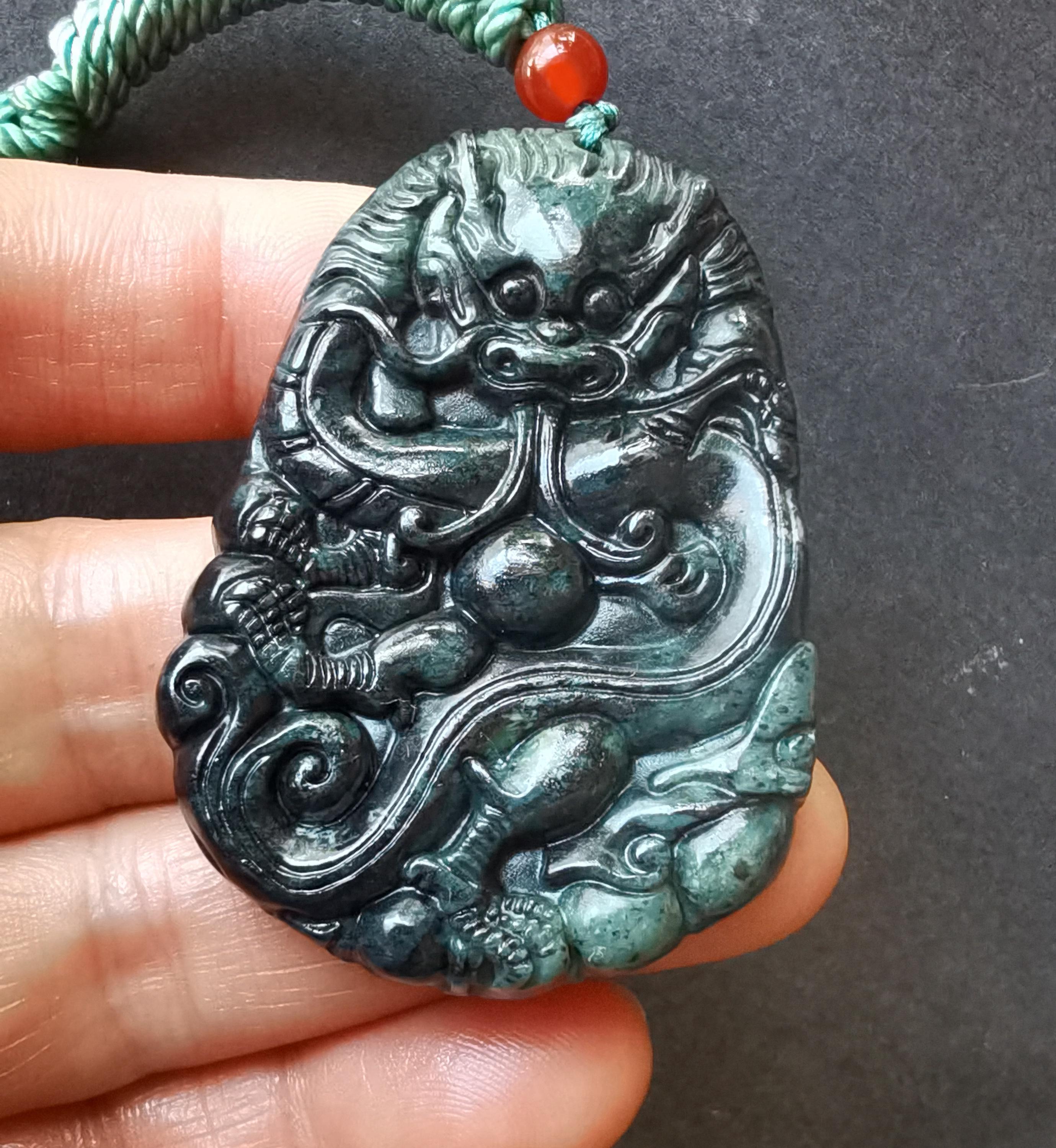翡翠の龍ペンダント：緑と黒の石の彫刻、お守り - Etsy 日本