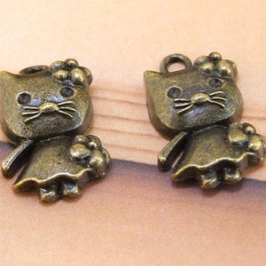 Antique Bronze Cat Pendants: Filigree Brass Charms (8PCS, 22mmx12mm)